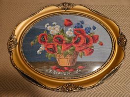 Bild mit Blumenmuster, goldener Rahmen, Gobelin/Tapisserie?