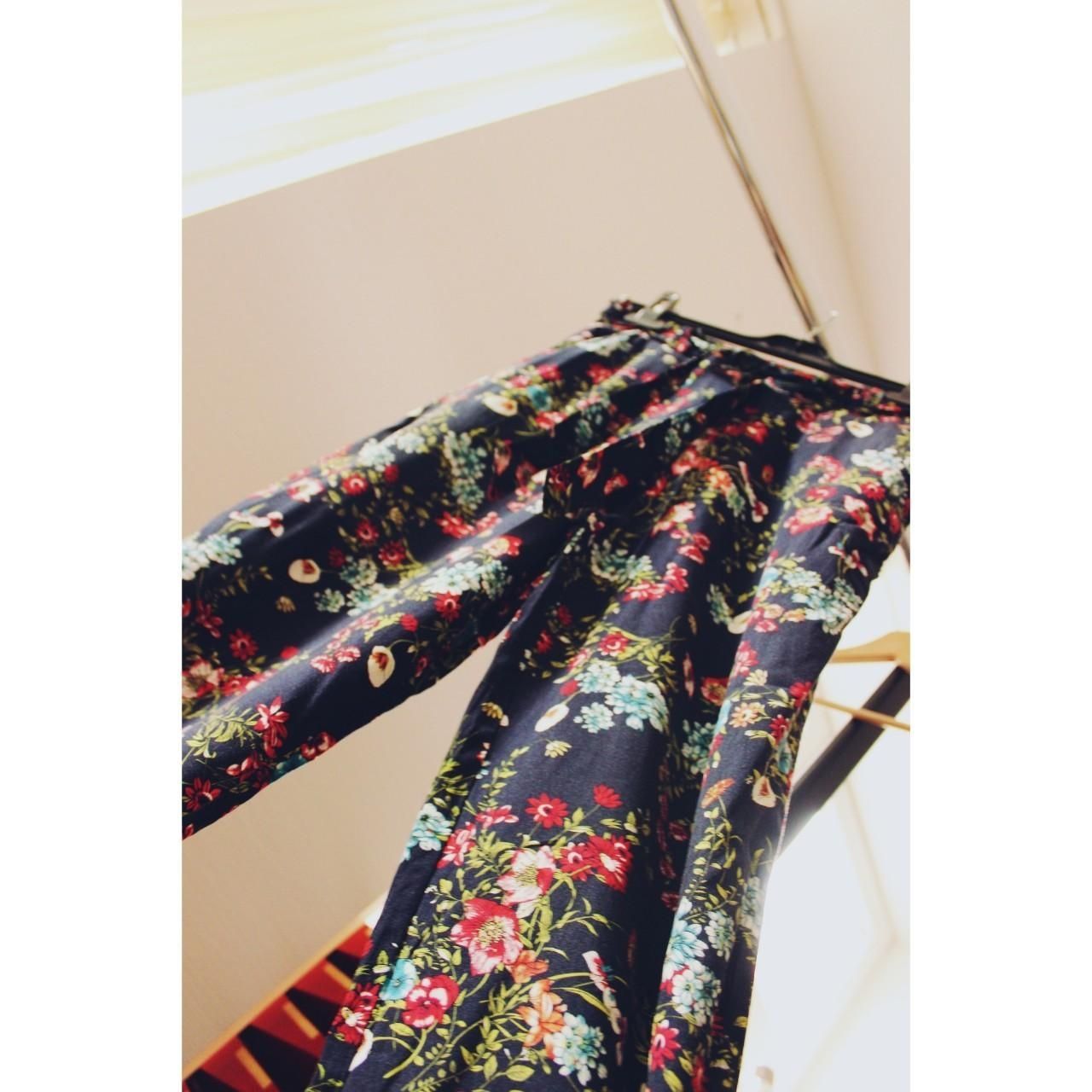 Only Pantalons: Gerade geschnittene Sommerhose mit floralem Print – D'occasion à St. Gallen par jbu_ns6v
