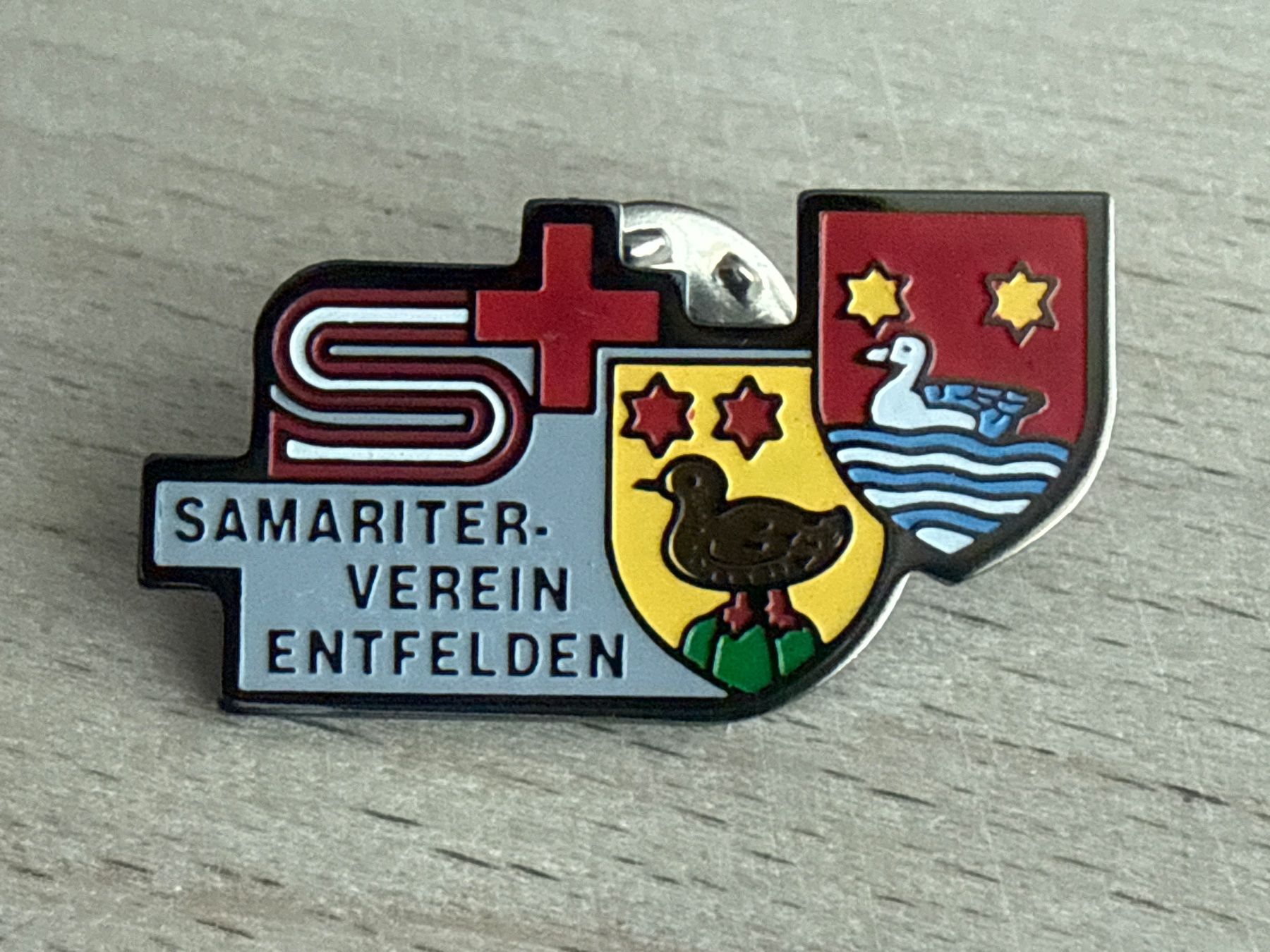 Plaquettes & Badges: Pin Samariterverein Entfelden – D'occasion à Glattbrugg par Schweigmatt