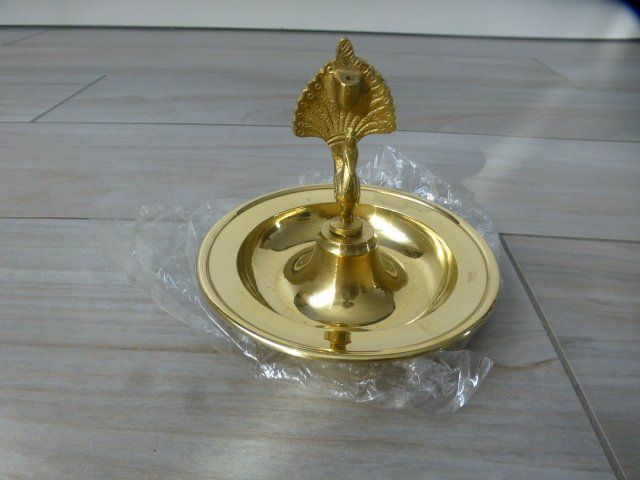 Statuette: Räucherstäbchenhalter aus Messing- Neu und Original Verpackt – Nuovo e nell'imballaggio originale da Nassenwil venduto da Raga01
