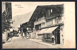 AK Brienz, Dorfstrasse mit Passanten