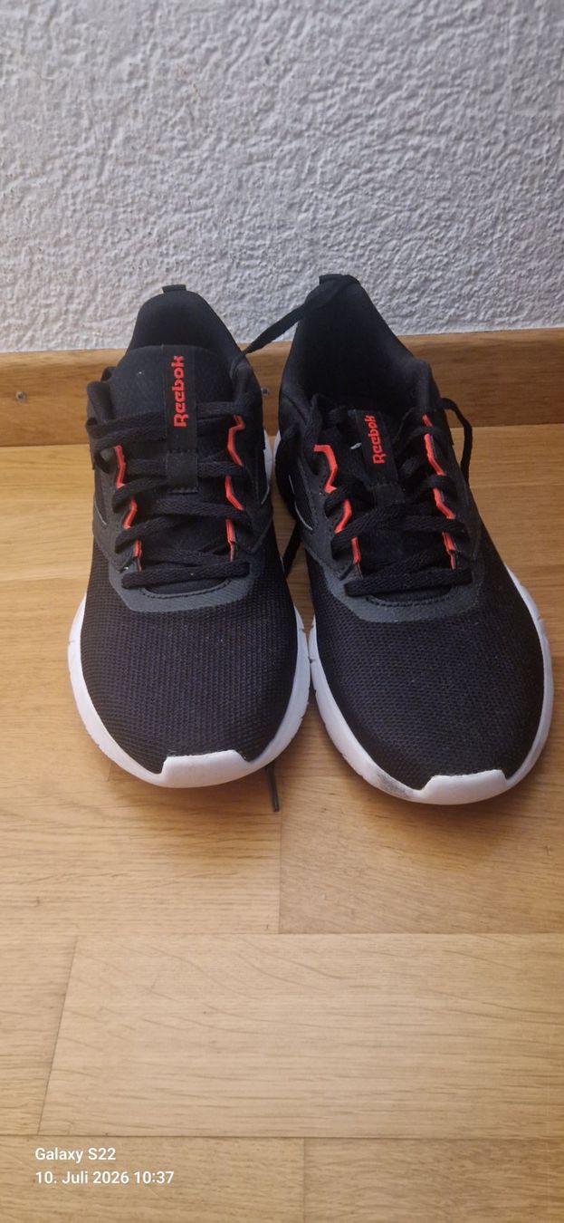 Herrenschuhe: Reebok Laufschuhe schwarz Grösse 42 – Neu (gemäss Beschreibung) aus Grüningen von anb_cb7g