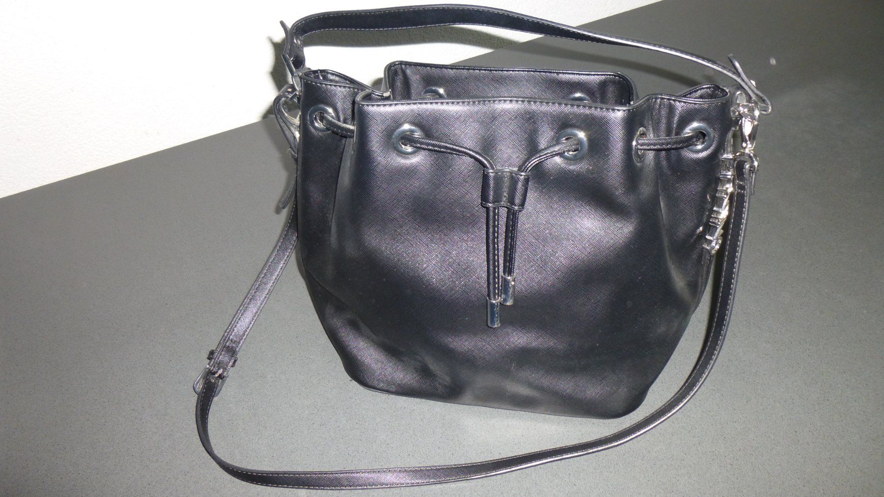 Taschen für Damen: Schwarze Handtasche Beuteltasche Schultertasche Kunstlede... – Gebraucht aus Triengen von misterpicknicker