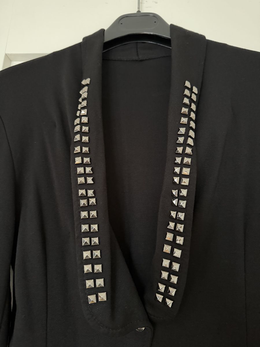 Giacche: Schwarzer Blazer mit Nieten, Gr. 36 – Usato da Chur venduto da auroraley 2