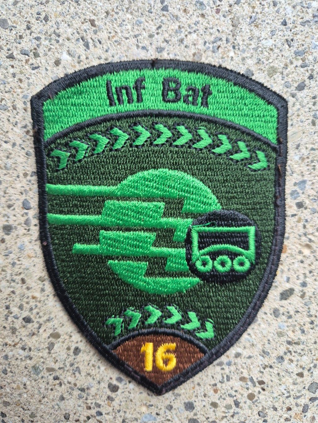 Schweizer Armee Placchette & Badge: *** Badge Inf Bat 16 ohne  klett *** – Nuovo e nell'imballaggio originale da Riedholz venduto da fr_sIruP