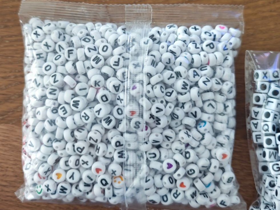 Perle (finte): Baselperlen Buchstaben über 1000 Stück – Nuovo e nell'imballaggio originale da Bülach venduto da mastika82 1