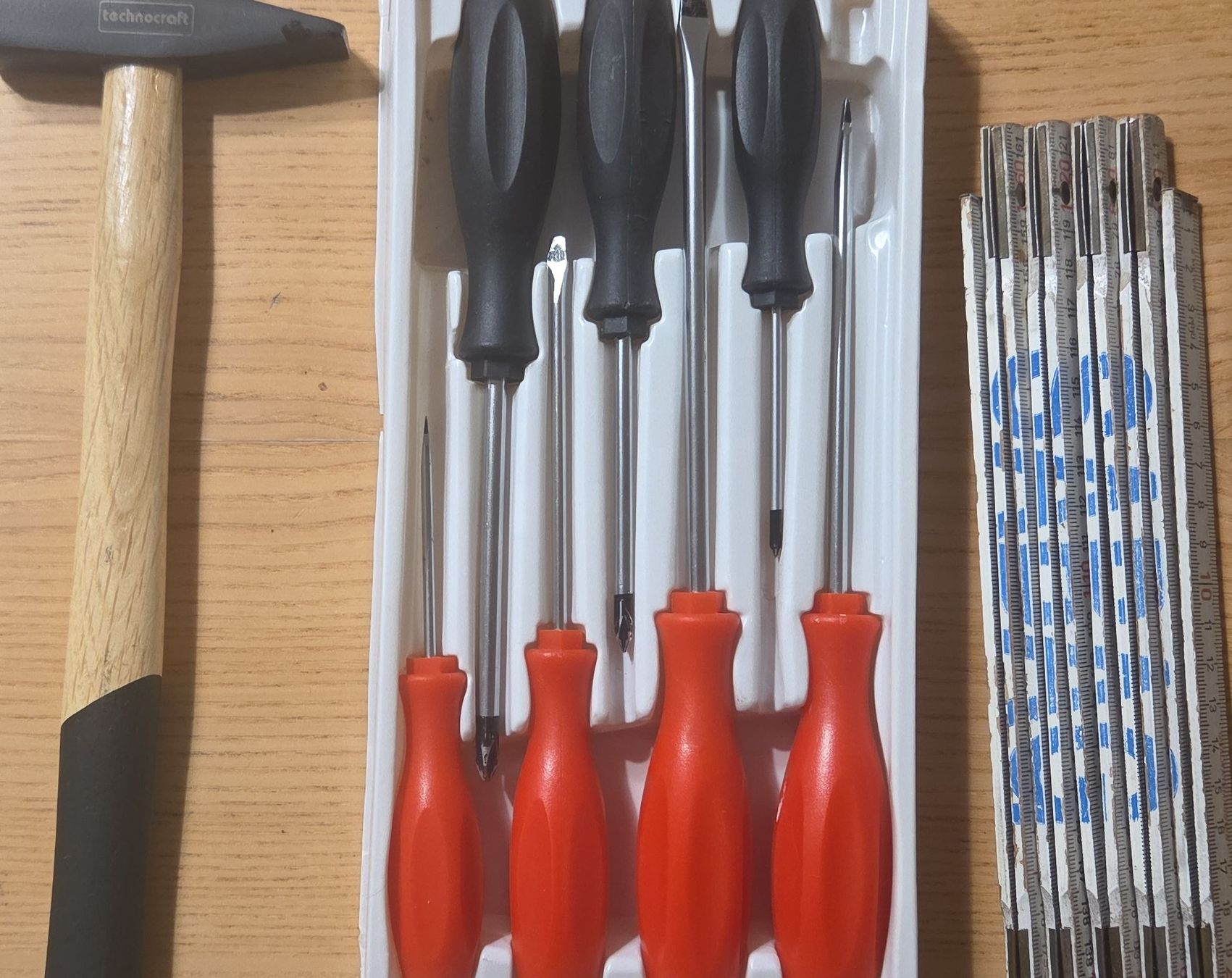 Tutti gli attrezzi: Hand Tool Set: Hammer, Screwdrivers & Folding Ruler – Usato da Zürich venduto da jopa10001