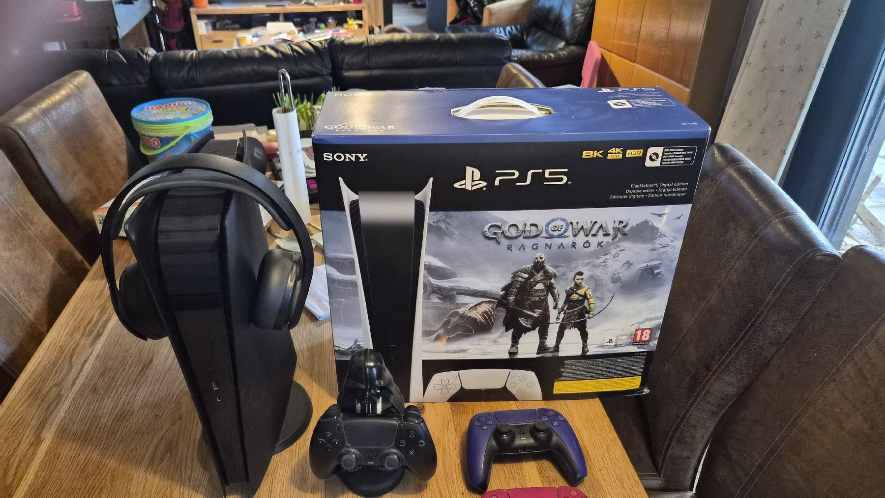 Sony Console: ps5 digital avec casque et 2 manettes en plus – Nuovo (secondo la descrizione) da Aven venduto da kaotiks444