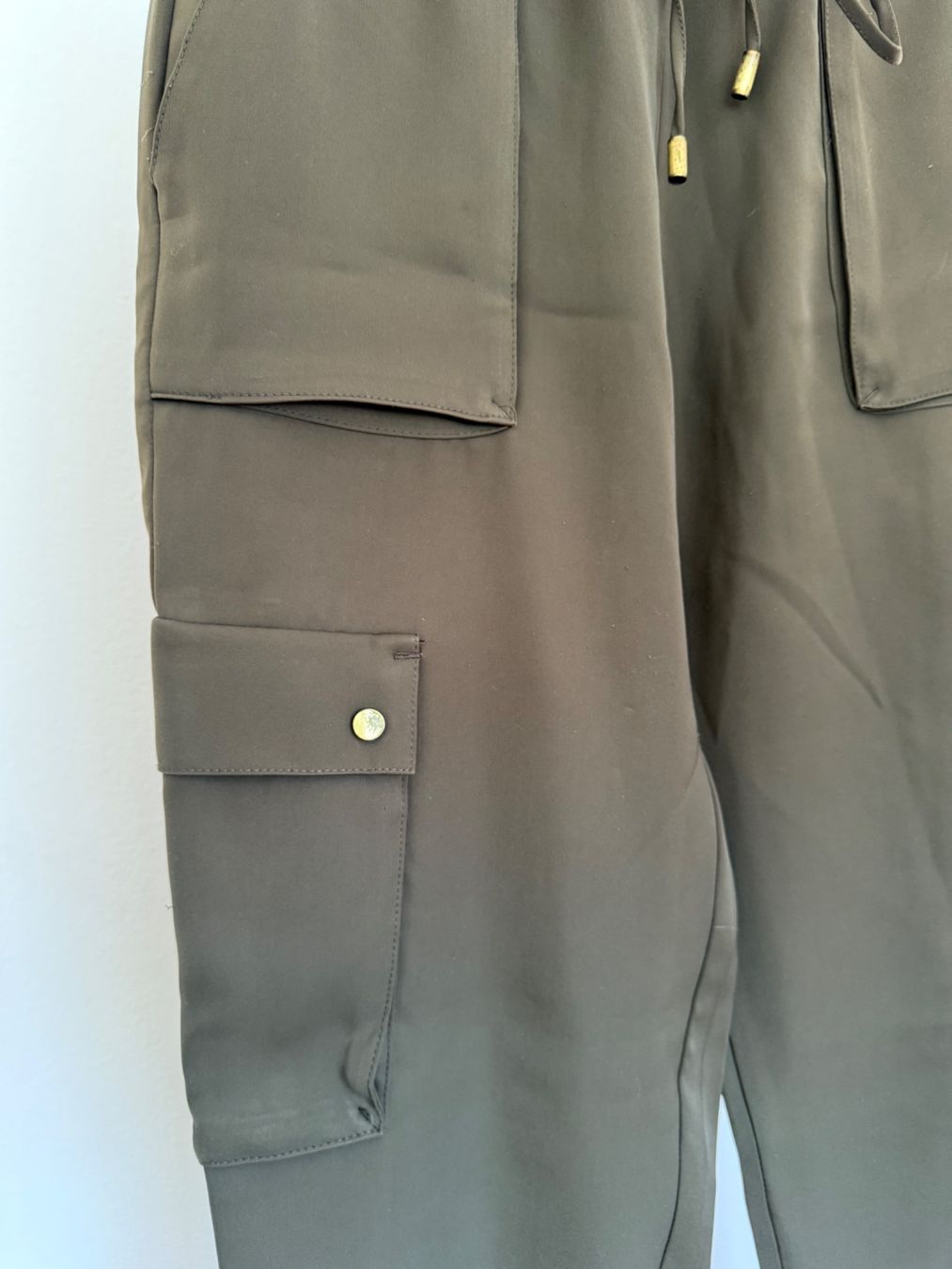 H&M Hosen: Khakifarbene Cargohose, Gr. 34 – Gebraucht aus Kriens von MeinKleiderschrank 1