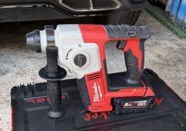 Milwaukee M18 Bohrhammer, 5.0Ah Akku + Ladegerät Top Zustand