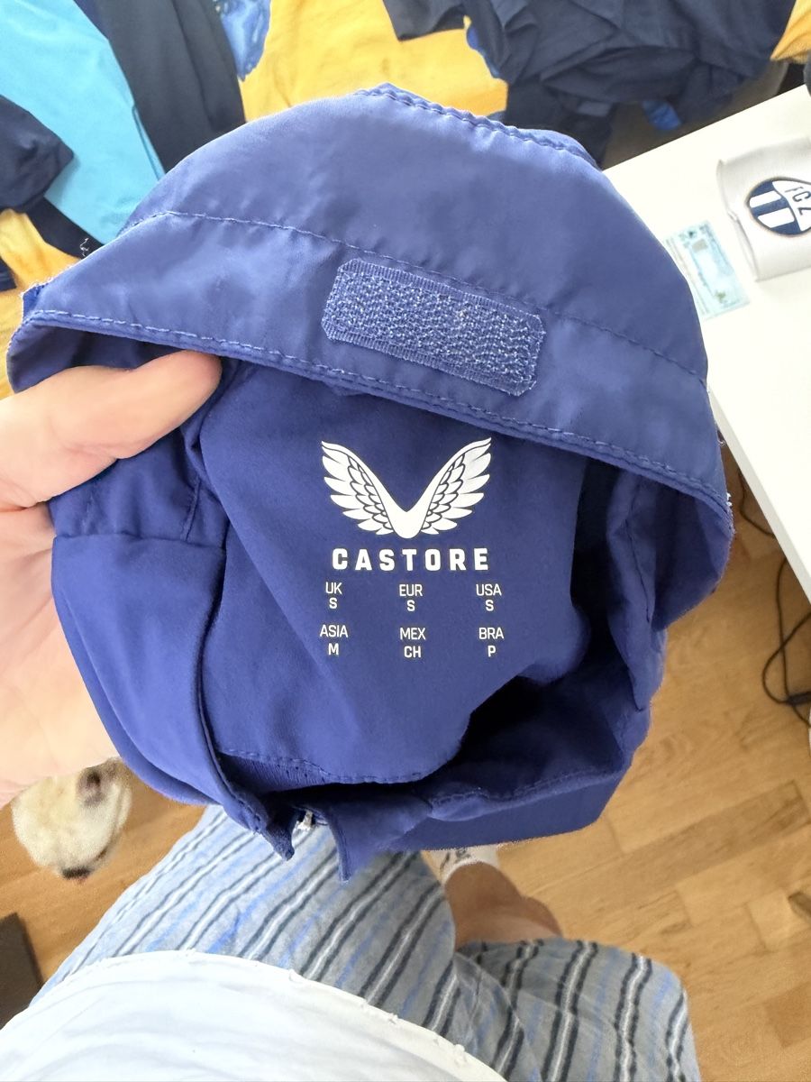 Giacche: Fc Zürich Trainings Regenjacke – Usato da Fällanden venduto da lor_6bj9 2