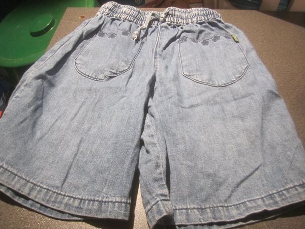 Pantalons: Shorts Grösse 104, Jeans – D'occasion à Zürich par Motzkuh