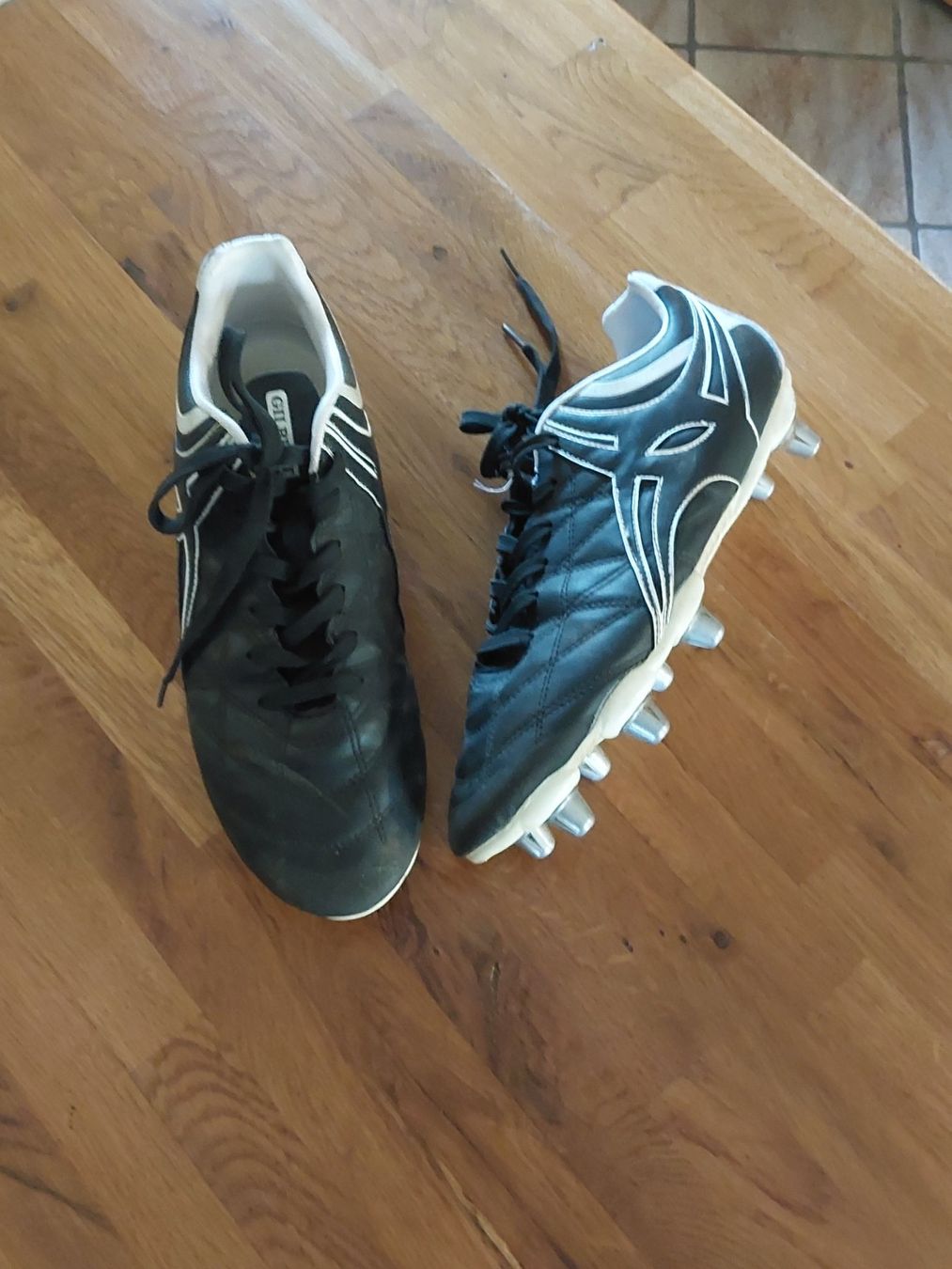 Herrenschuhe: Chaussures de Rugby - 42  marque Gilbert – Gebraucht aus Gingins von danolive