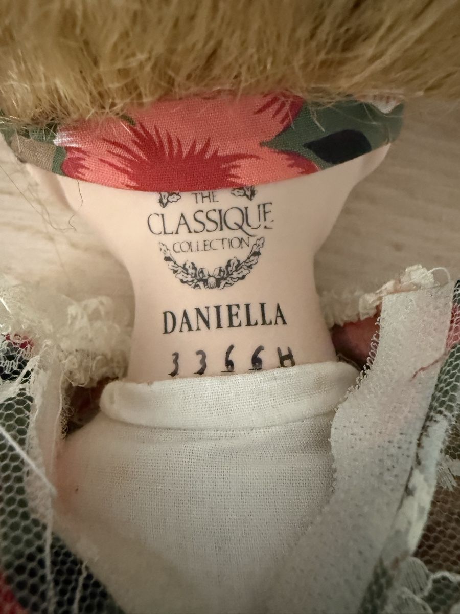 Bambole: Poupée de collection  – Usato da Vésenaz venduto da NORA1325 1