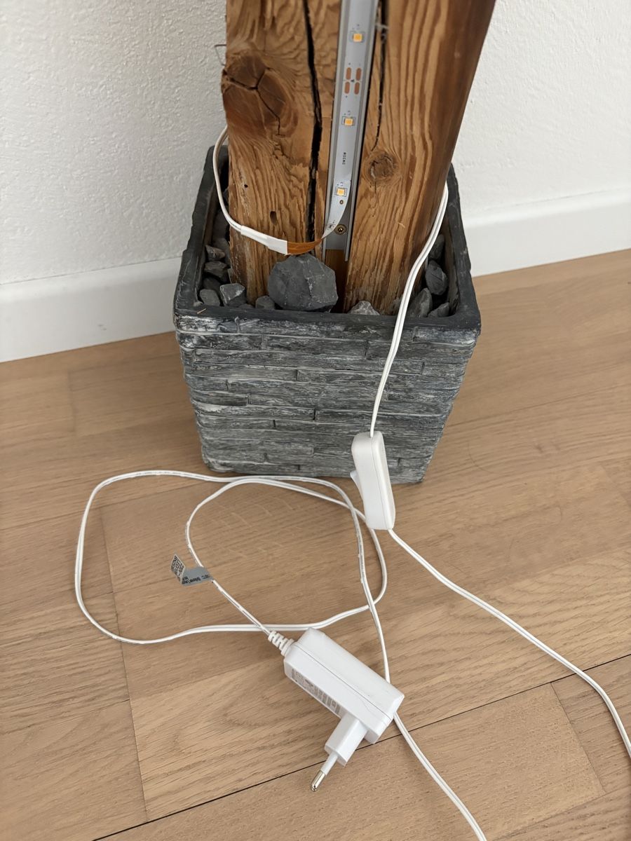Lampade: Stehlampe - Altholzstamm mit LED-Streifen – Usato da Wald ZH venduto da eli_y6cn 2