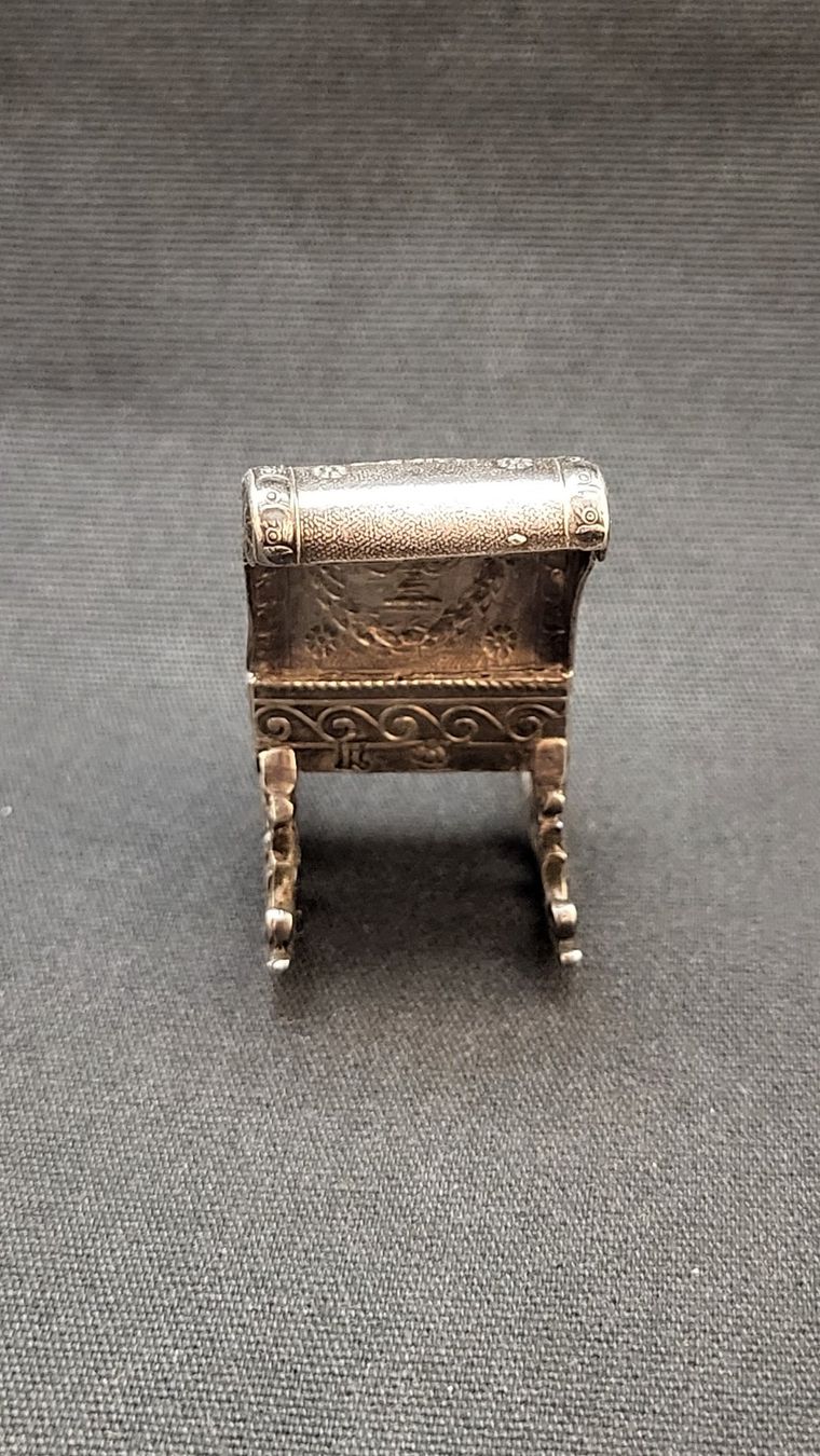 Statuette: MINIATUR-SCHAUKELSTUHL aus Silber "II" – Usato da Basel venduto da spinne02 2