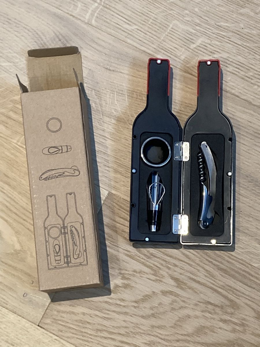 Apribottiglie & Tappi per chiusura: Weinöffner-Set in Flaschenform – Nuovo e nell'imballaggio originale da Arnegg venduto da Redandblue2011