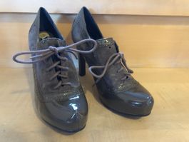 Damen-Lederschuh und passende Sonnenbrille