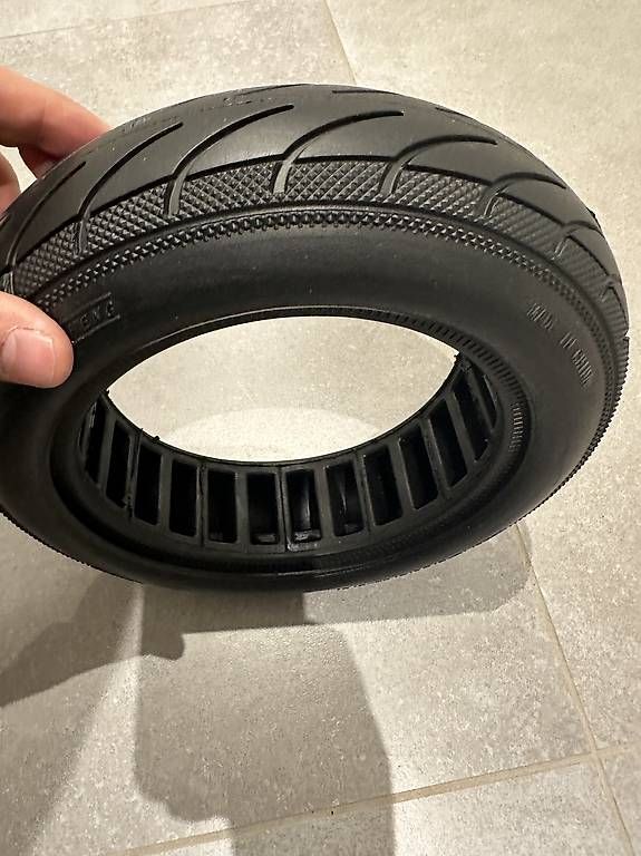 Pneus & Kompletträder: Changement de pneus sur trottinette électrique – Gebraucht aus Forel (Lavaux) von Troots 2