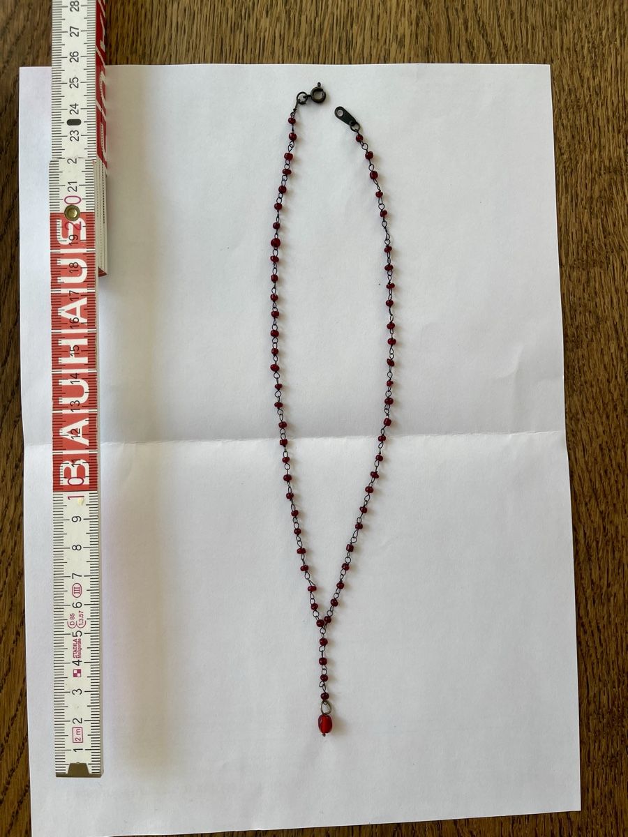 Colliers: Collana lunga con perline rosse in plastica e catena brunita – D'occasion à Zürich par glo_v2mf