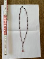 Collana lunga con perline rosse in plastica e catena brunita
