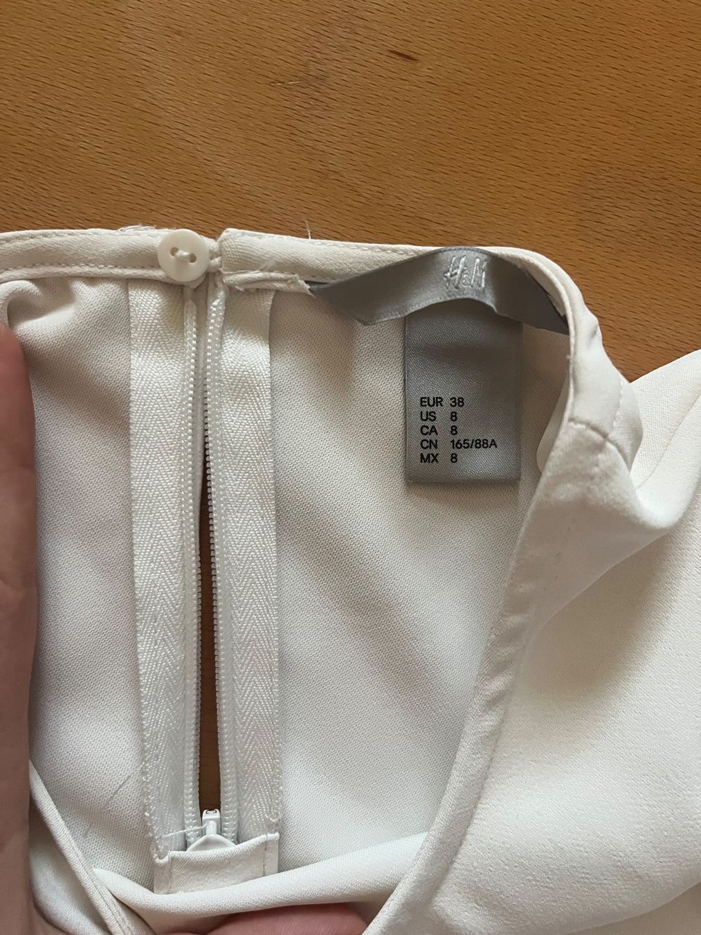 H&M Blusen: Wunderschöne Bluse mit Steinchen auf den Ärmeln – Neu (gemäss Beschreibung) aus Wallenried von nfe_2xn6 2