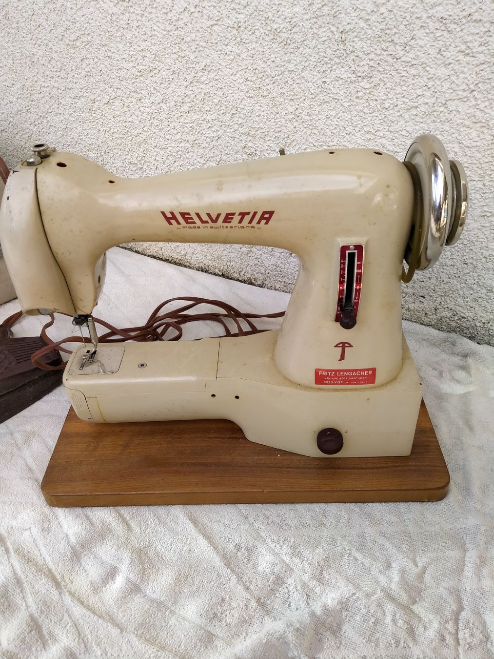 Macchine da cucire: Machine à coudre Helvetia – Usato da Miège venduto da sorman