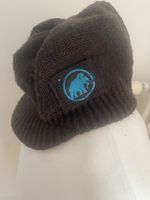 Braune Mammut Wintermuetze, warm und bereit fuer Schnee!