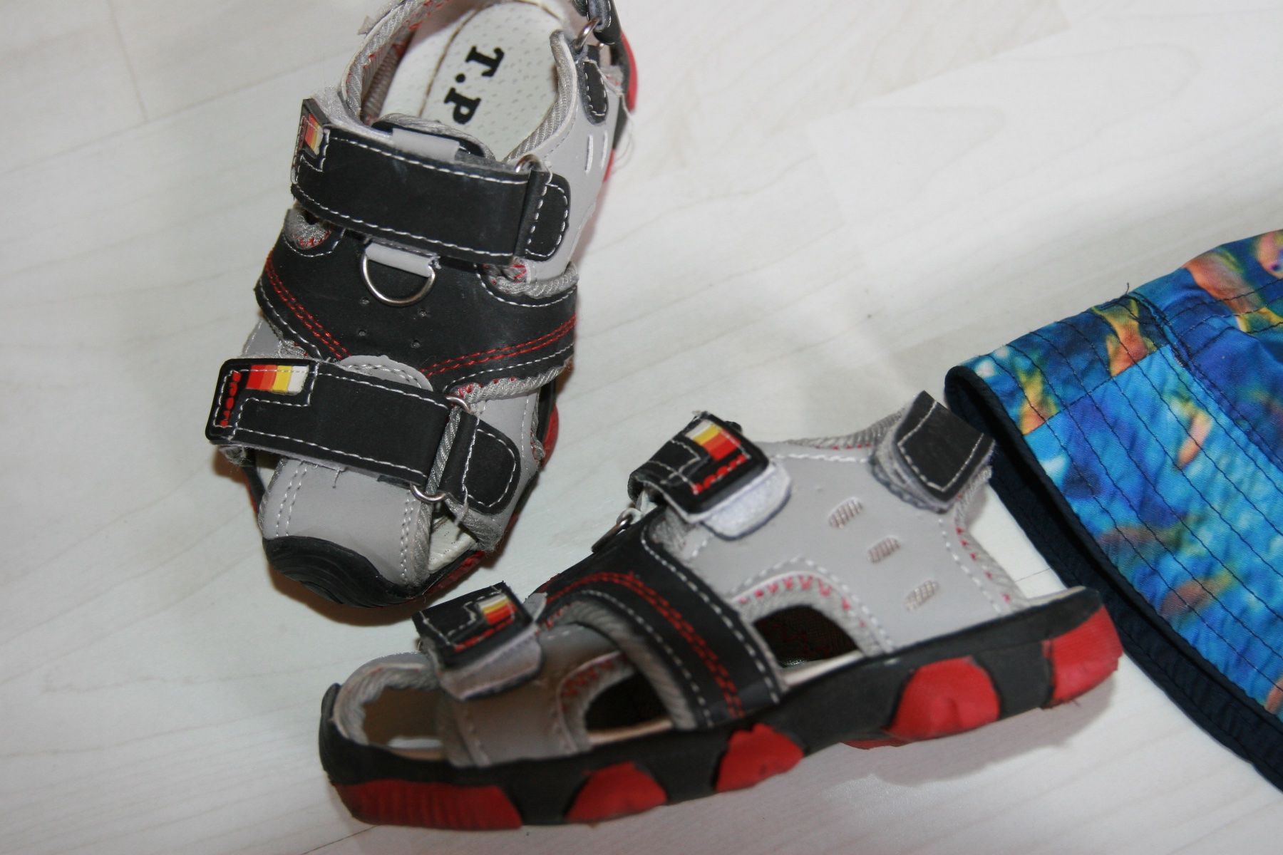 Scarpe per ragazzi: Sandalen Gr. 26 und Sommerhut – Usato da Fislisbach venduto da lorgli 1