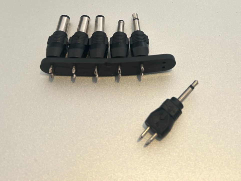 Laufwerke & Adapter: Set connettori intercambiabili per alimentatori universali – Gebraucht aus Camorino von c_raf 3