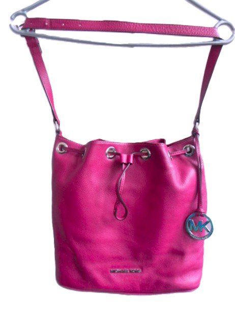 Michael Kors Borse da donna: MICHAEL KORS MK Leder Beutel Tasche magenta/silber gepflegt – Usato da Basel venduto da FRAU.ZAUBER.MOND 1