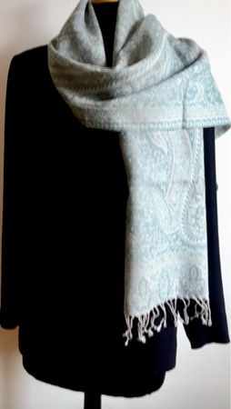 Echarpe élégante en laine style paisley bleu clair