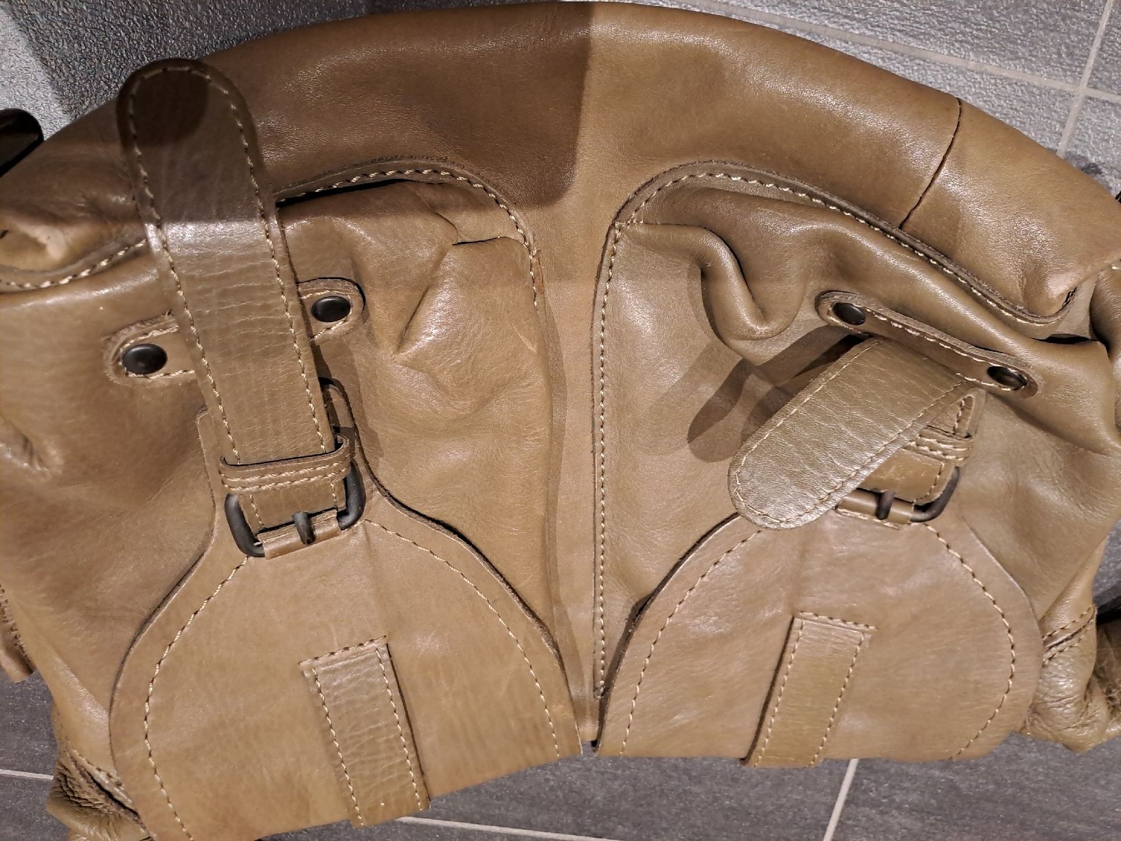 Aunts & Uncles Borse: Aunts & Uncles Ledertasche,  khaki-oliv, – Usato da Niederbipp venduto da Brocki-Bude4704 3