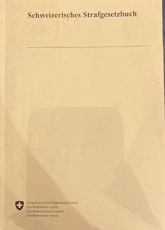 Livres: Schweizerisches Strafgesetzbuch – D'occasion à Uffikon par nin_qwt5
