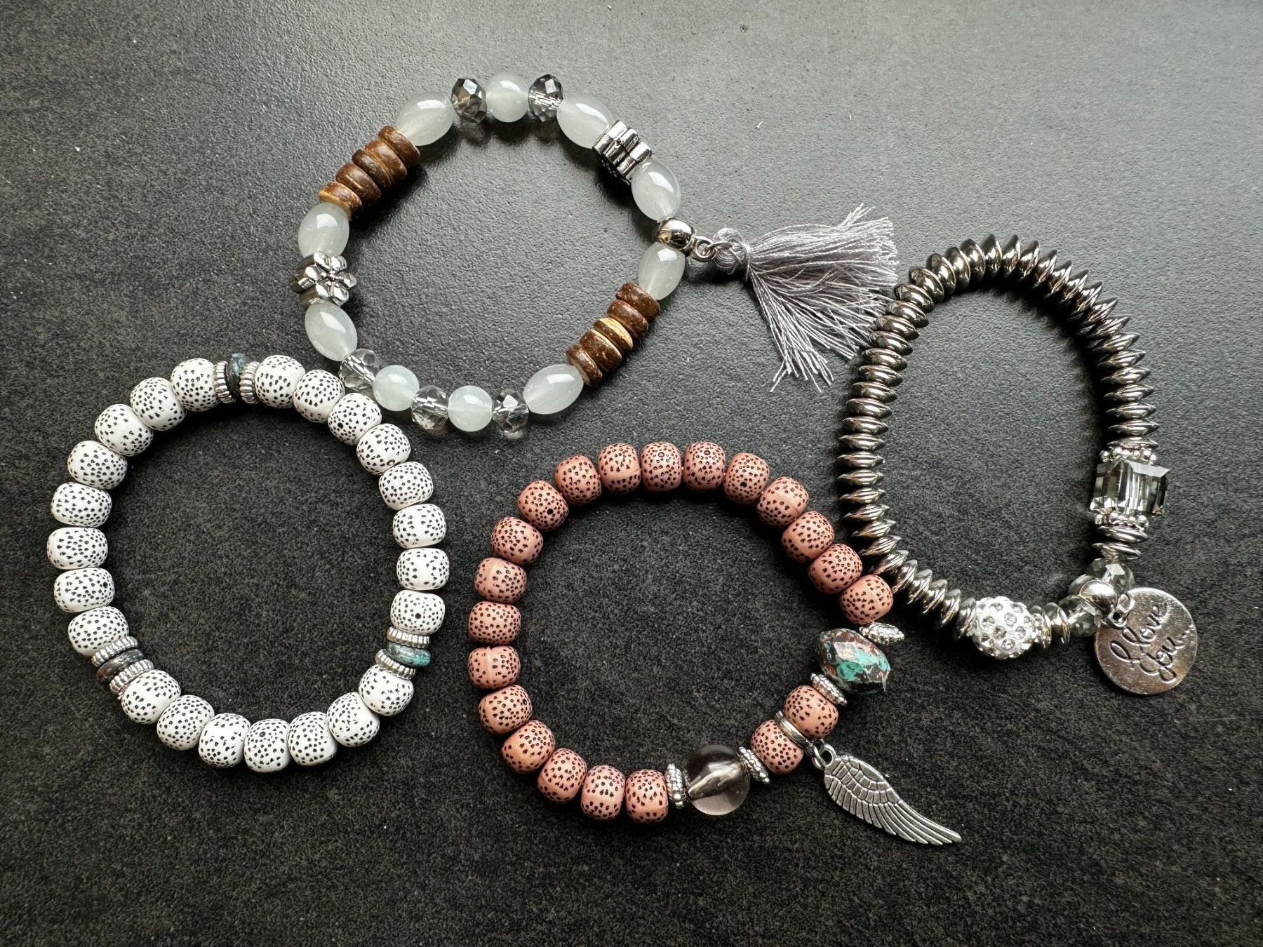 Bracciali & Braccialetti: 4er Set Armbänder Modeschmuck verschiedene Designs Top – Nuovo e nell'imballaggio originale da Kesswil venduto da mie_g89p 1