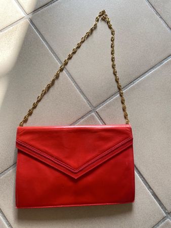 Rote Leder Clutch mit goldfarbener Kette guter Zustand