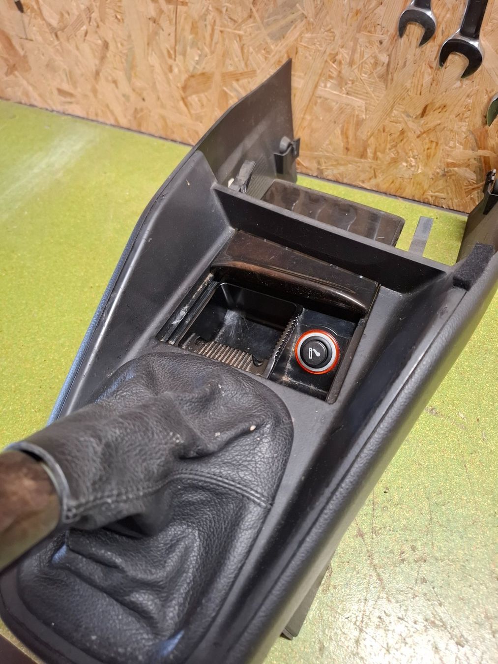 Volkswagen Tutti pezzi di ricambio auto: Golf IV Mittelkonsole/ Schaltknauf – Usato da Uttigen venduto da fourstrokeforce 3