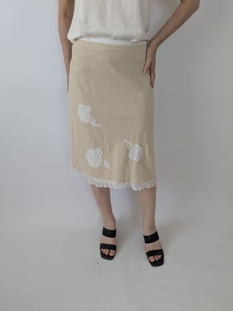 Rock beige mit Blumenstickerei und Rüschen Grösse S/M