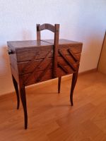 Boîte à couture ancienne sur pieds en bois 53x27x73cm