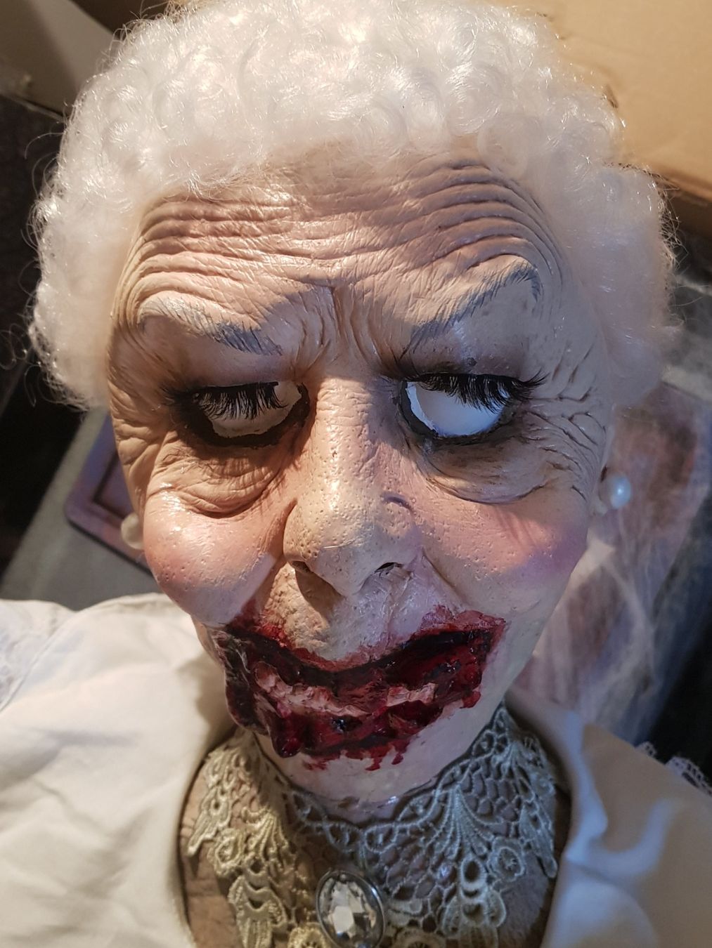 Alle Dekorationen: HORROR/ HALLOWEEN ZOMBIE OMA MIT ROLLATOR – Neu (gemäss Beschreibung) aus Root von LifestyleAccessoires 2
