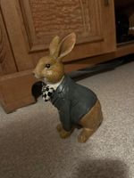 Deko Hase mit Anzug und Fliege