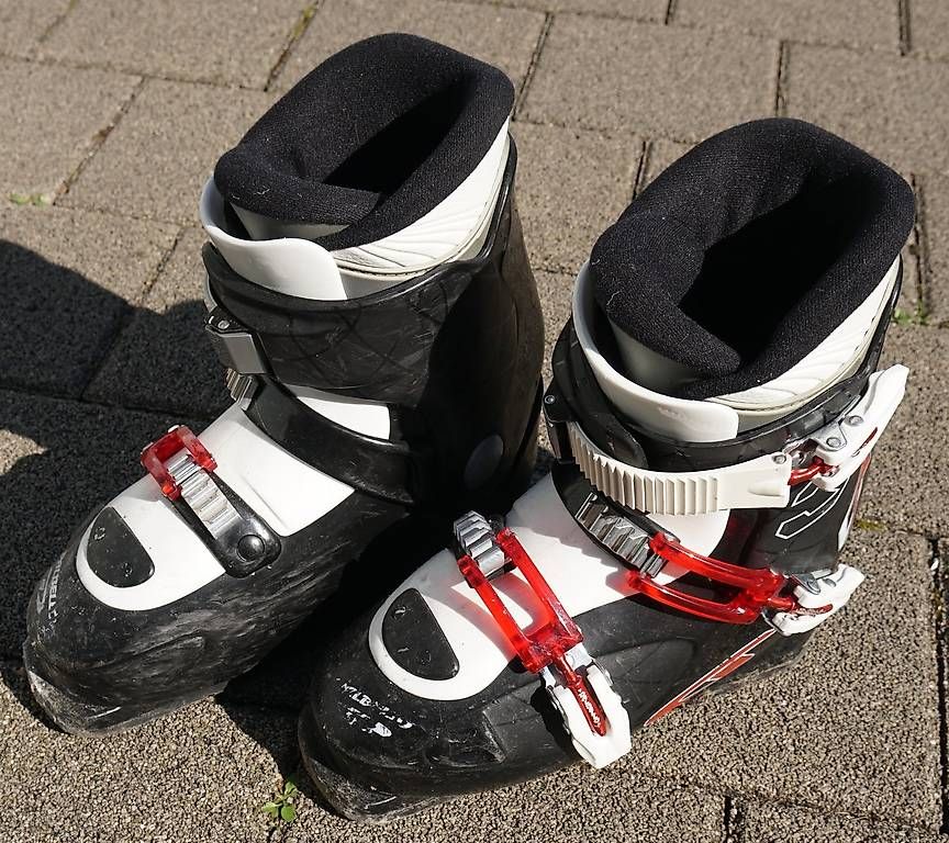 Scarpe per ragazzi: Kinder Skischuh Gr. 34 - 35 – Usato da Sissach venduto da glrpmpfk 2