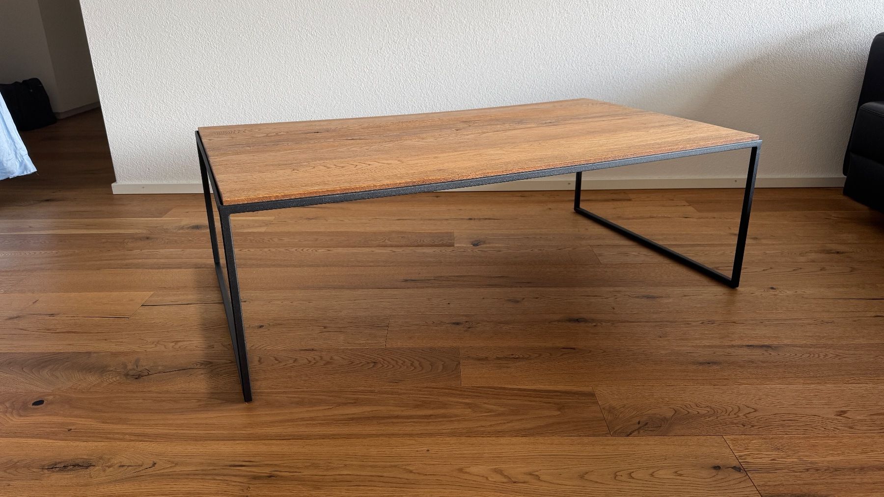 Tische: Massiver Wildeiche  Salontisch mit Metallgestel – Gebraucht aus St. Erhard von secc 1