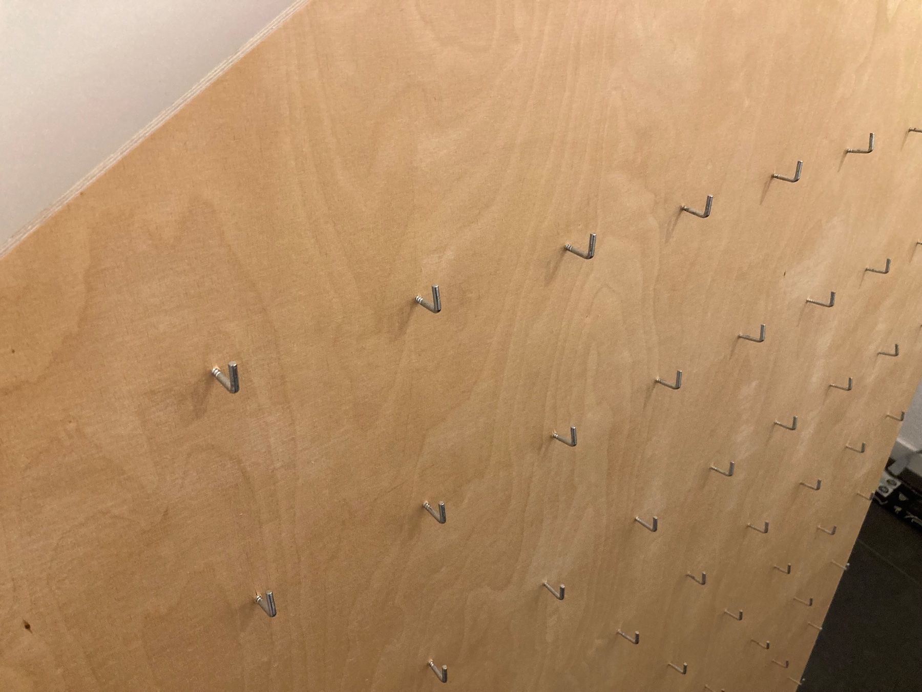 Holzartikel: Holzwand mit 100 Aufhängern – Neu (gemäss Beschreibung) aus Biel-Benken BL von ere_7gwg 2
