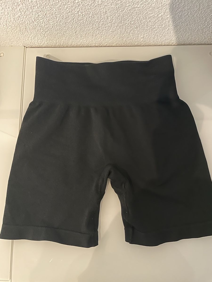 Teveo Pantaloni: TEVEO Damen Shorts Schwarz Grösse S – Usato da Fällanden venduto da hannah_bofinger 1