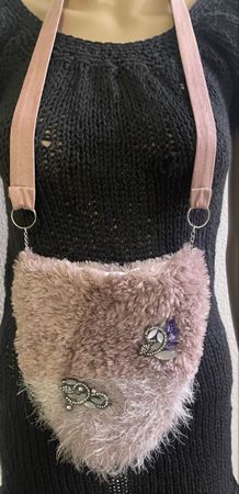 Trendige Kunstfell Handtasche mit Schmuckapplikation!