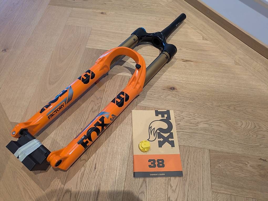 Fox Ersatzteile: Neuware: Fox 38 FACTORY 2026 FLOAT 29 170 Grip X2 – Neu und originalverpackt aus Chur von Trailpapst