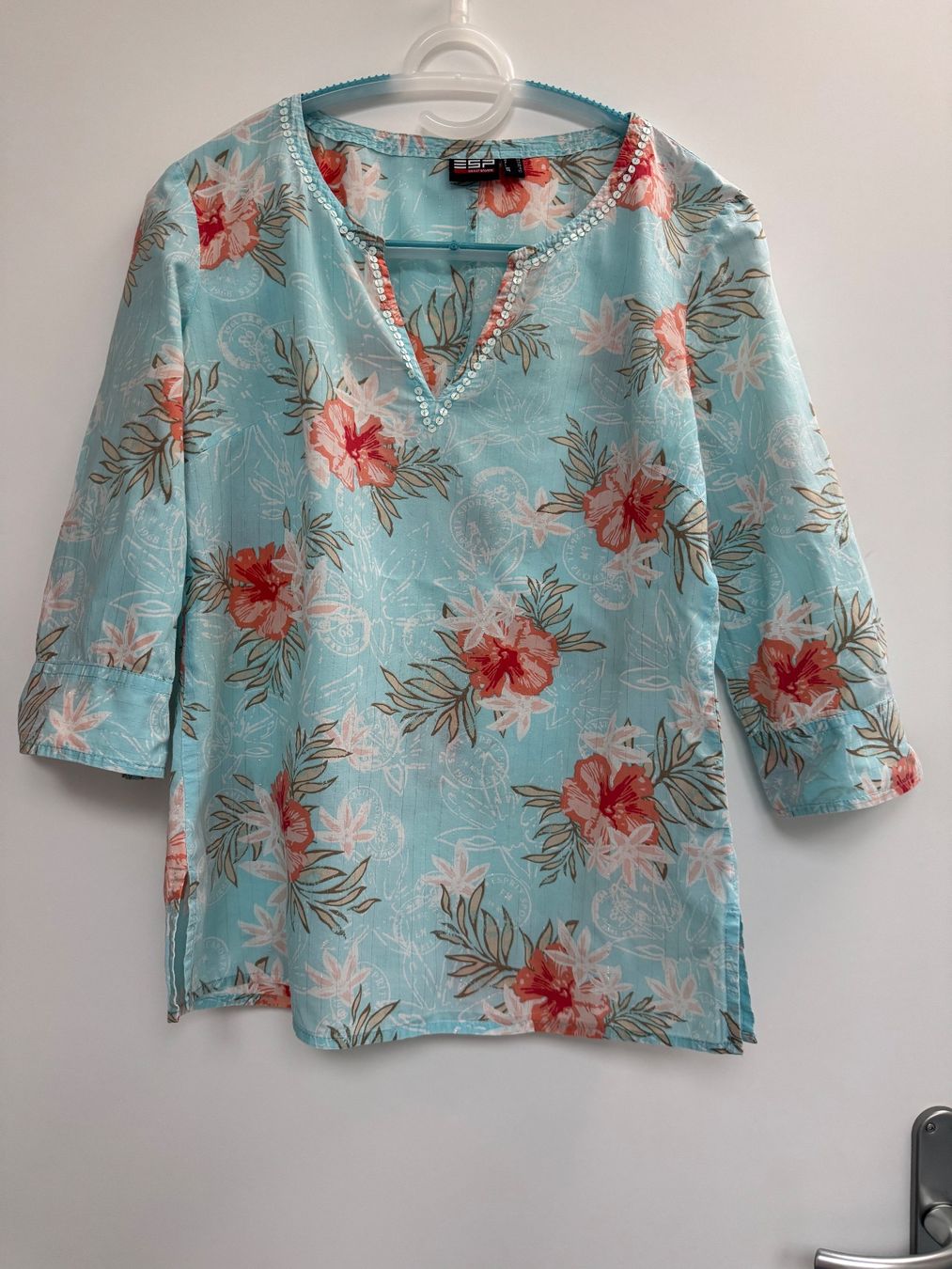 Esprit Chemisiers: Esprit Bluse hellblau Blumenmuster Grösse 34 – D'occasion à Urdorf par roses202