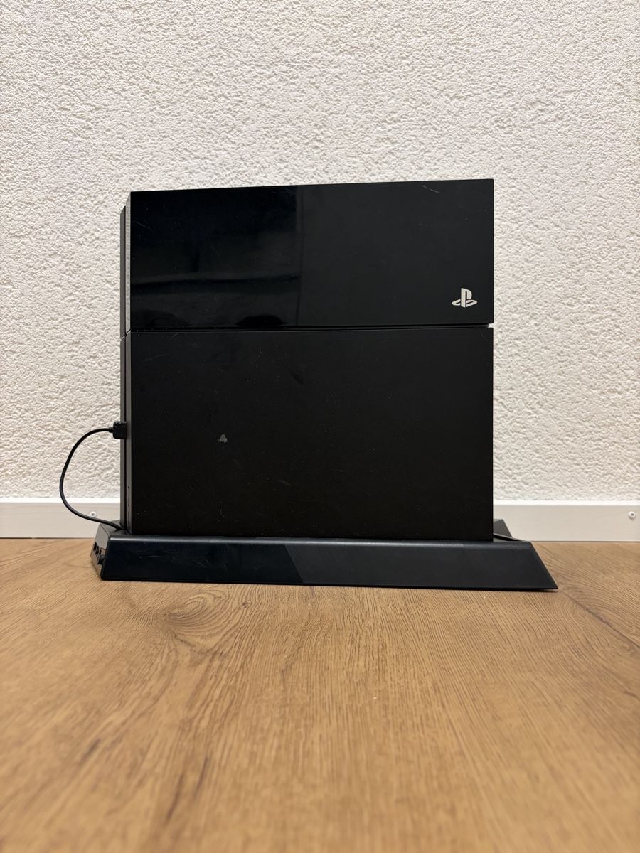 Sony Console: Playstation 4 Konsole mit Ladestation – Usato da Lüterkofen venduto da Stubacher