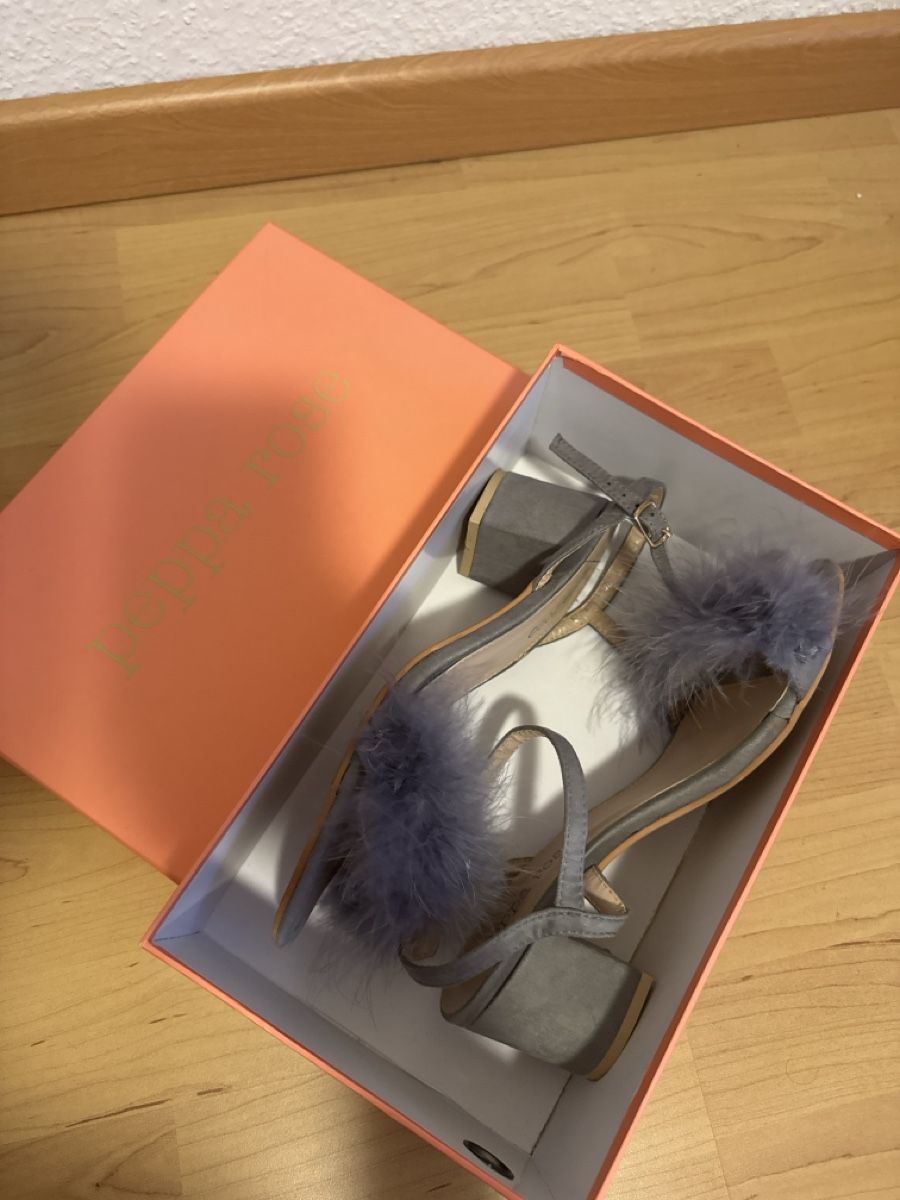 Chaussures femmes: Sandalen Peppa Rose hellgrau mit Federn – D'occasion à Degersheim par wul_5vdb 3